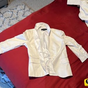 Women’s Size 6 (true size) off white blazer